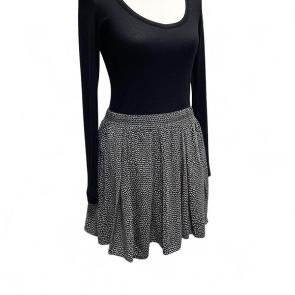 Brandy Melville Mini Skirt Black White Daisy One Size Elastic Waist Skater - Picture 6 of 6